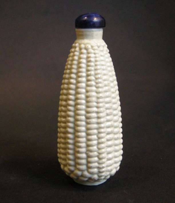 Porcelain snuff bottle in ear of corn shape